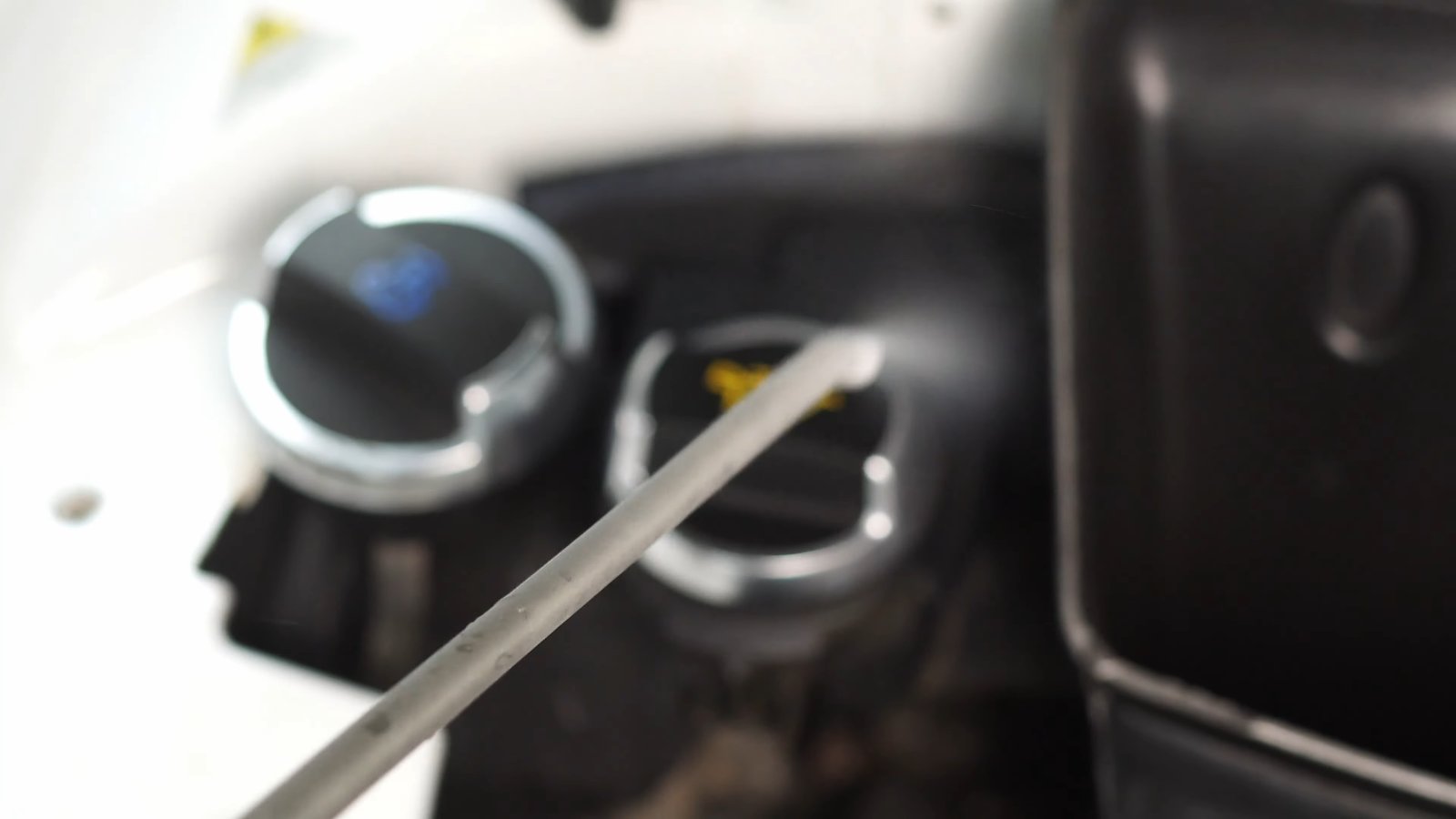 Dry ice nozzle cleaning around the filler caps of a Porsche 911 GT3