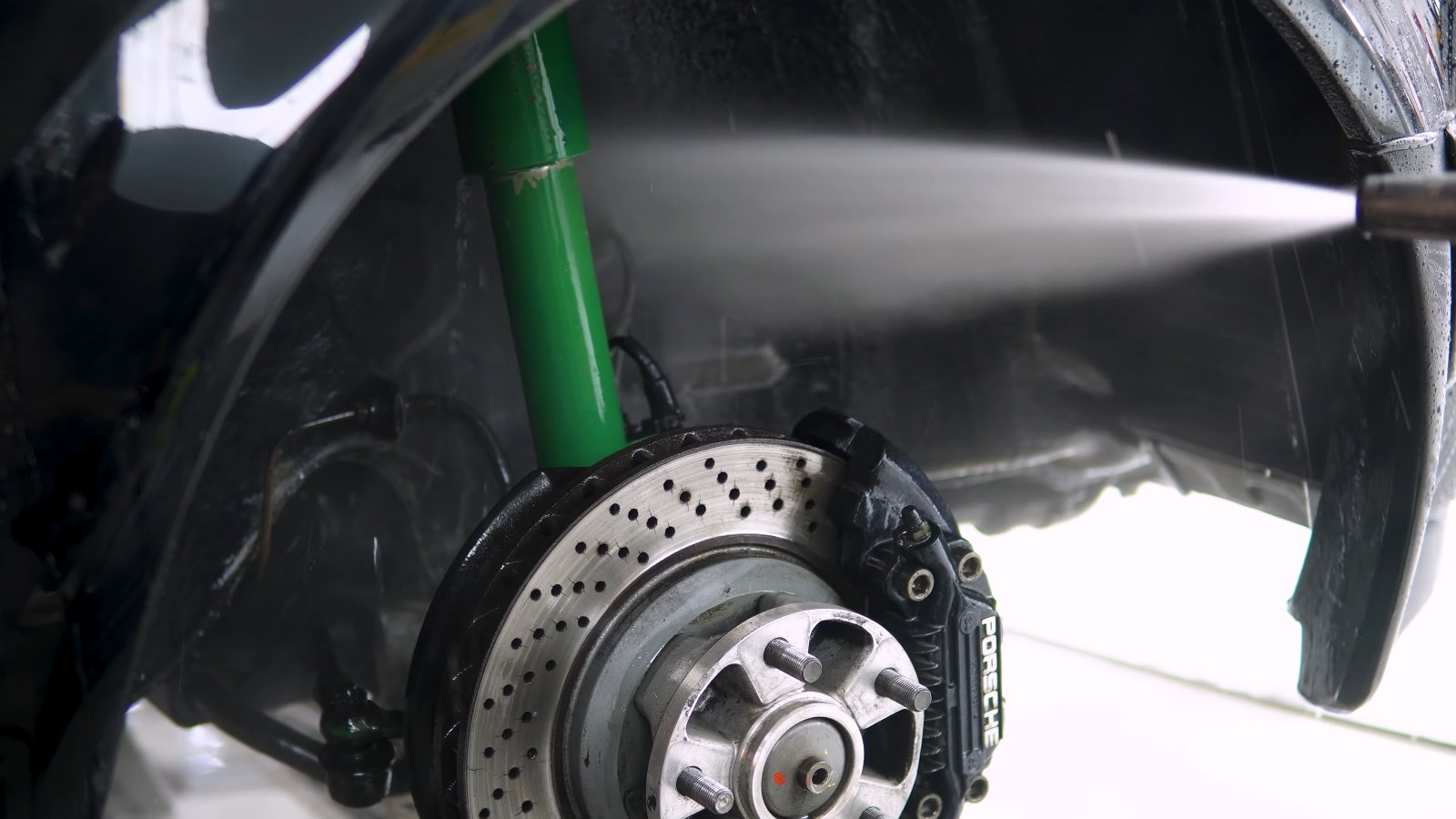Dry ice blasting a Porsche 930 Turbo wheel arch, brake disc and suspension